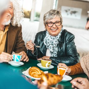 Happy senior people having breakfast sitting at cafe bar – Group of older friends having lunch in terrace restaurant – Food and beverage life style concept Happy senior people having breakfast sitting at cafe bar - Group of older friends having lunch in terrace restaurant - Food and beverage life style concept